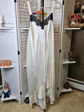 Amoureuse, Plus Size 1X,  White Gown with Black Lace Trim, NWOT